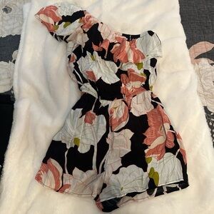 cupcakes & cashmere Floral One-Shoulder Romper - Black and Pink